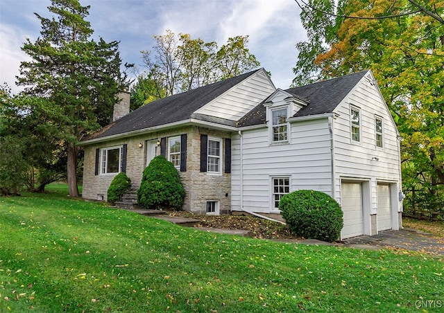 view of front of property featuring a front yard and a garage