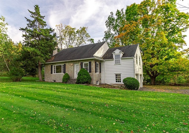 view of front facade featuring a front yard