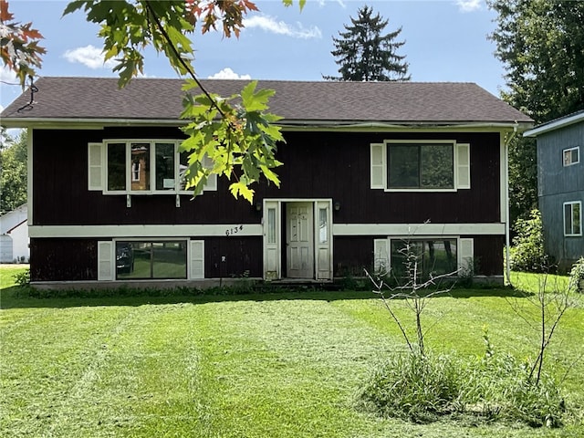 view of front of property with a front lawn