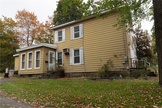 view of front of property featuring a front lawn