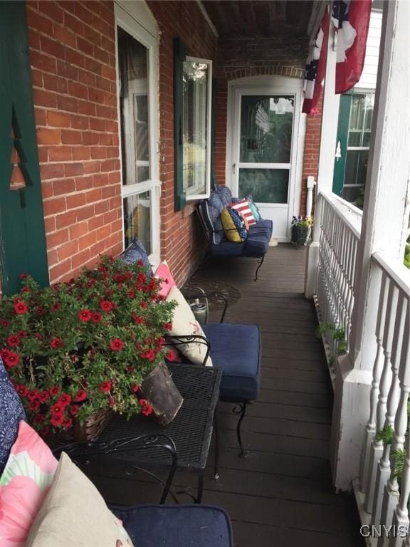 balcony featuring covered porch