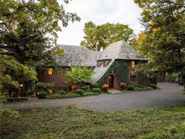 view of front of property with a front lawn