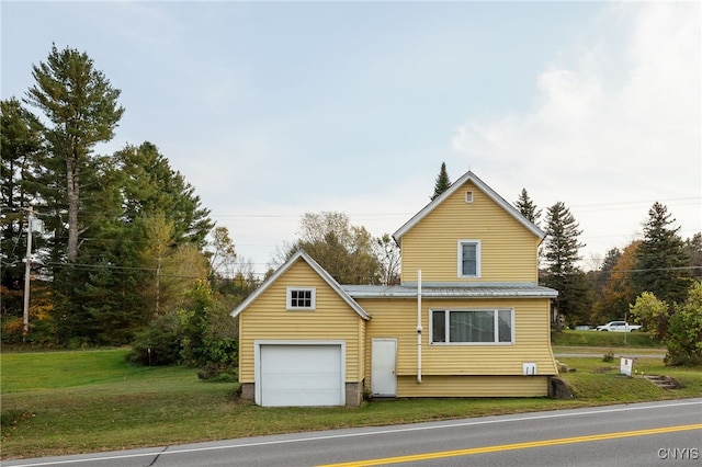 view of front of house featuring a front lawn and a garage