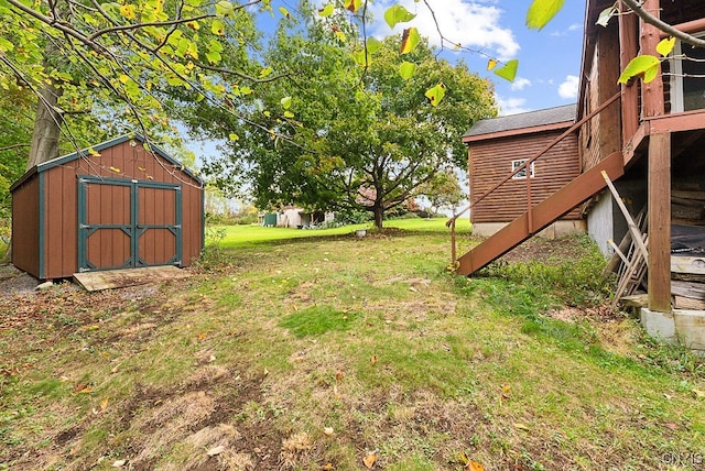 view of yard with a shed