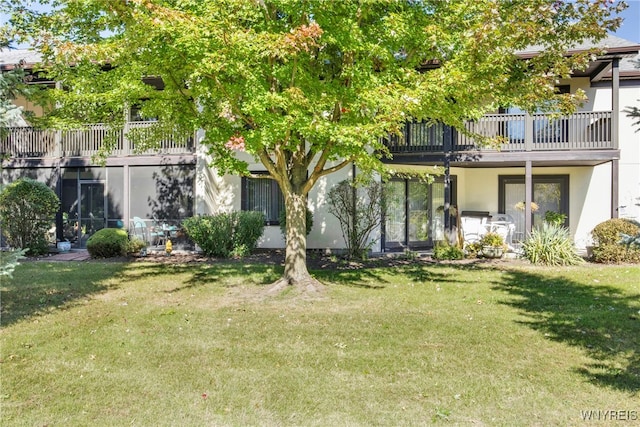 view of yard featuring a balcony