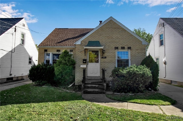 view of front facade with a front lawn