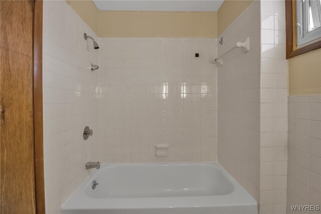 bathroom with tiled shower / bath