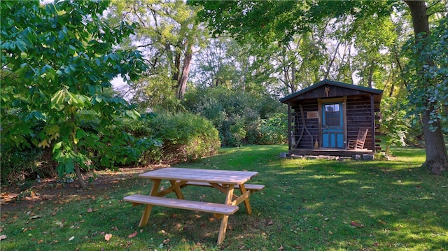 view of yard featuring a storage shed