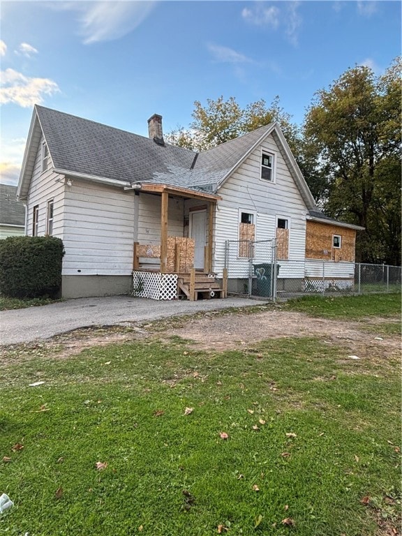 view of front of property featuring a front yard