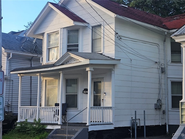 view of front of property featuring a porch