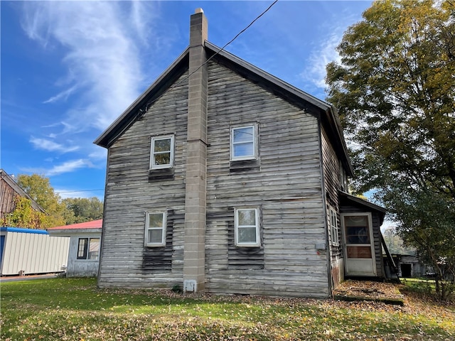 view of side of property featuring a lawn