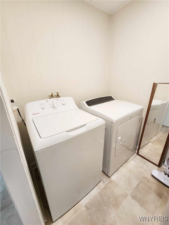 laundry room featuring light tile patterned flooring and independent washer and dryer