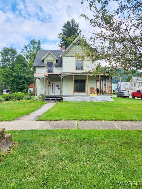 view of front of property featuring a front yard