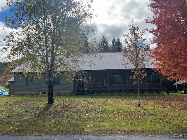 view of front of house with a front yard