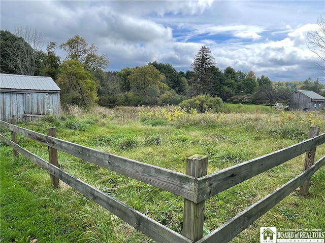 view of yard featuring a rural view