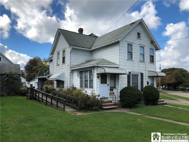 view of front of property with a front lawn