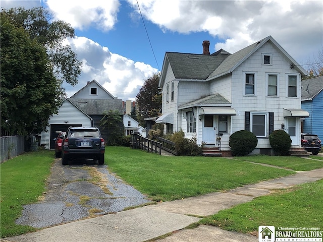 view of front facade featuring a front yard