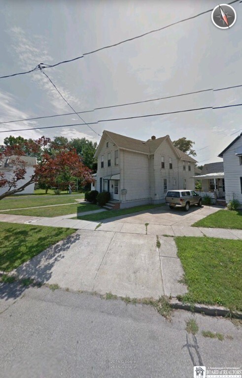 view of front of property with a front lawn