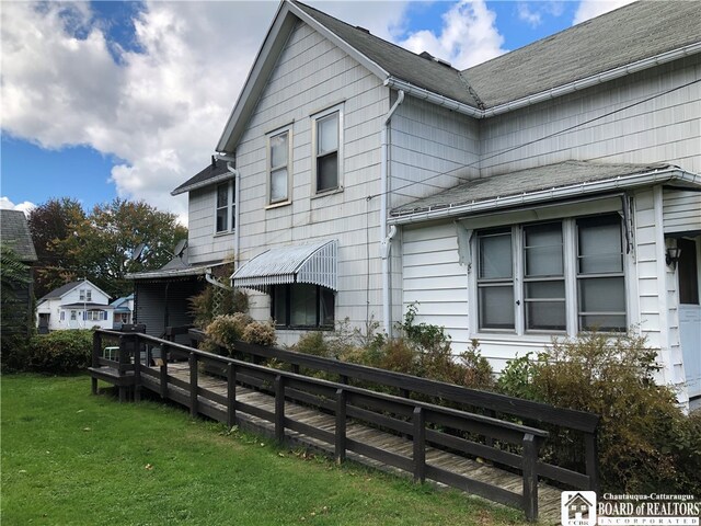 view of side of property featuring a lawn