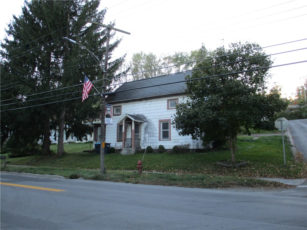 view of front of house with a front lawn