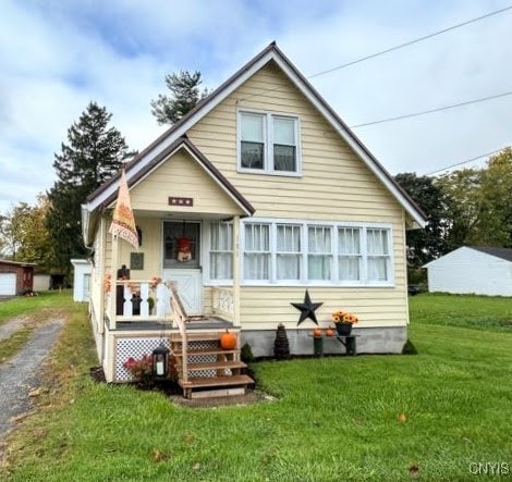 back of house featuring a lawn