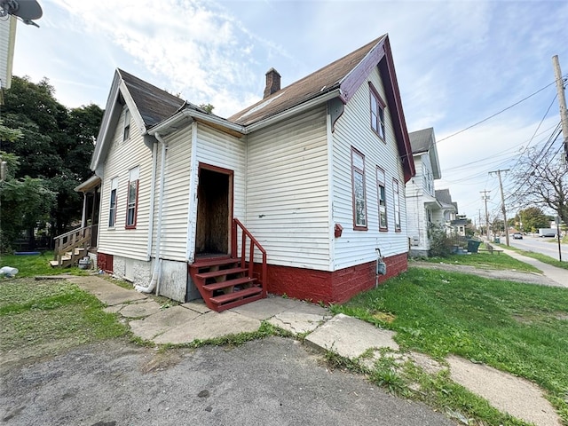 view of front of house with a front lawn