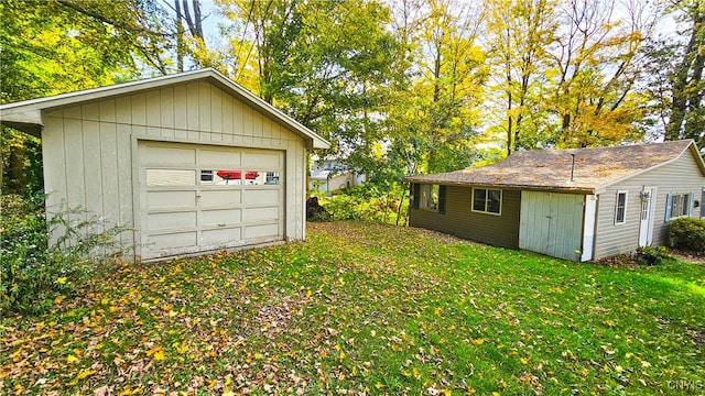 view of yard featuring an outbuilding and a garage