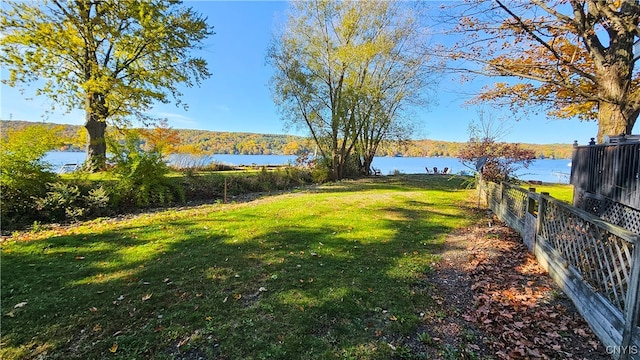 view of yard featuring a water view