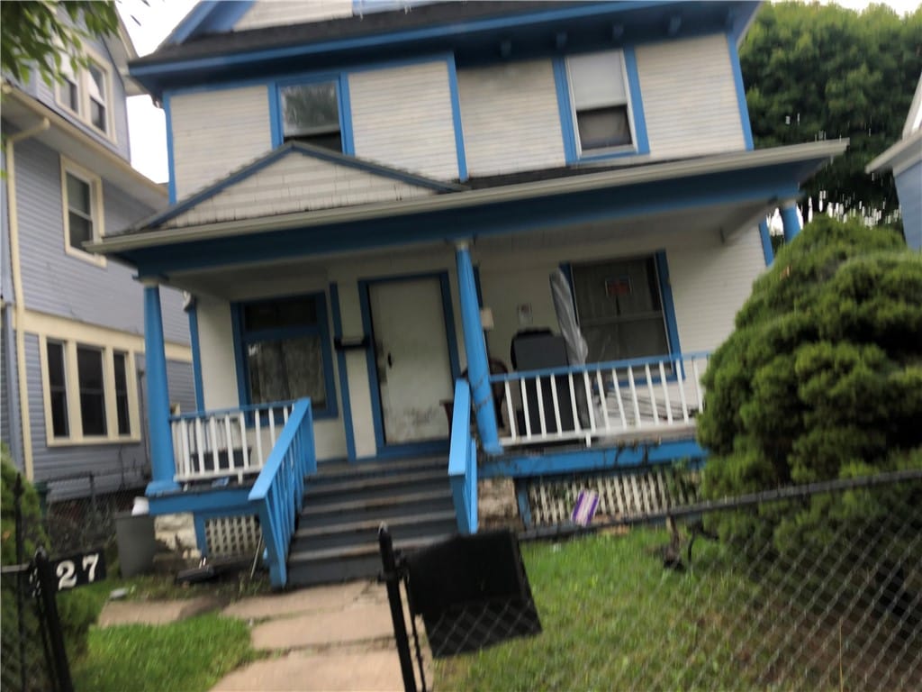 view of front facade with covered porch