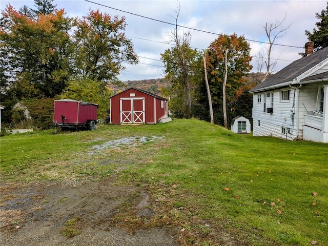 view of yard with a storage shed