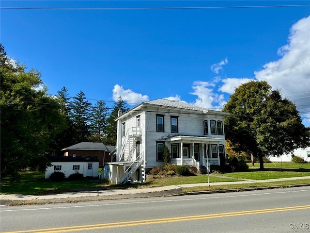 view of front of home featuring a front lawn