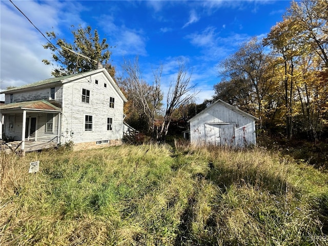 view of side of home featuring a storage shed