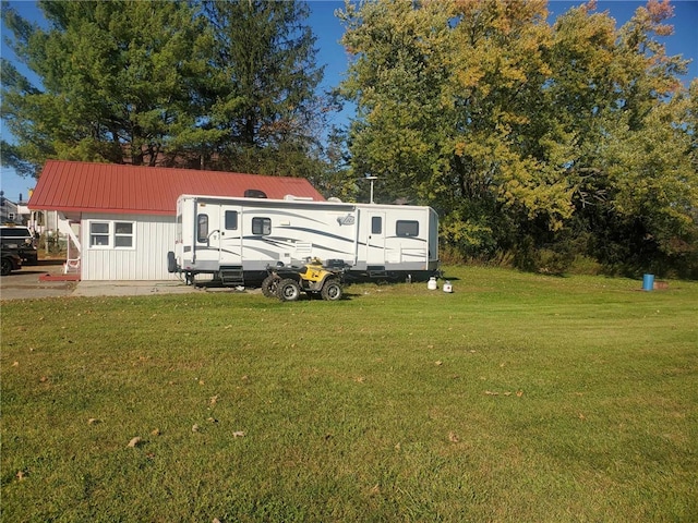 back of house featuring a lawn