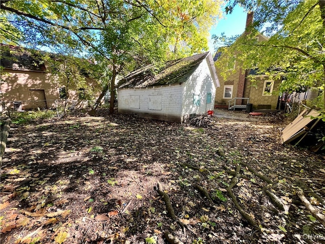 view of yard with a shed