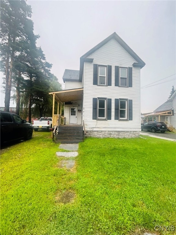 view of front of home featuring a front yard