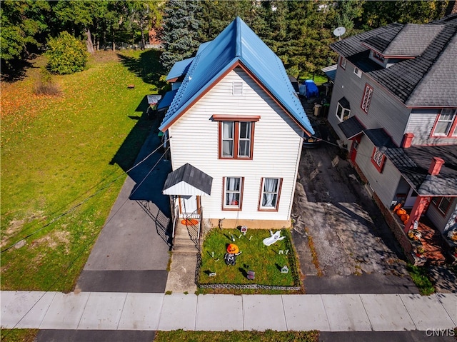 view of front of house featuring a front lawn