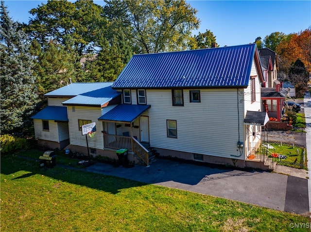 back of house featuring a yard