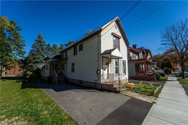 view of side of property featuring a lawn