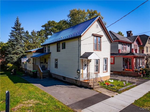 view of front facade featuring a front yard