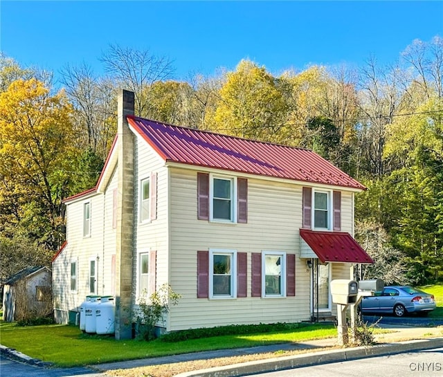 view of front facade featuring a front yard