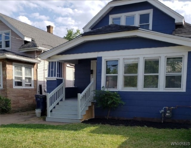 view of front of house featuring a front yard