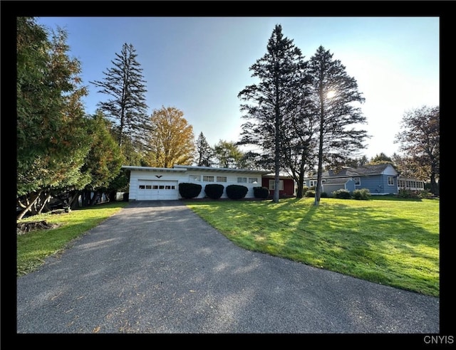 view of front of house featuring a front lawn