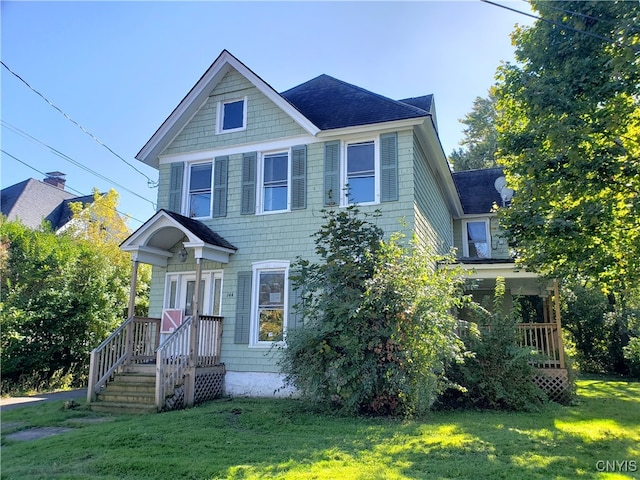 view of front of property featuring a front yard