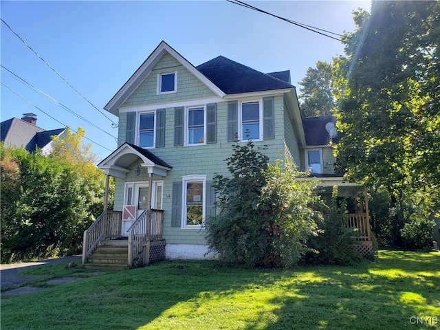 view of front of house featuring a front lawn