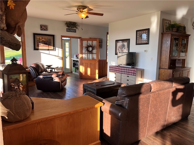 living room with dark wood-type flooring and ceiling fan