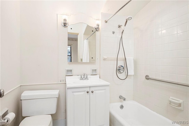 full bathroom featuring shower / bath combo with shower curtain, toilet, and vanity