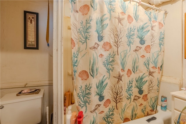 bathroom featuring toilet and shower / bath combo