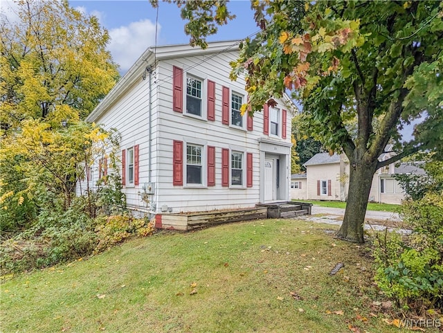 view of front facade with a front yard