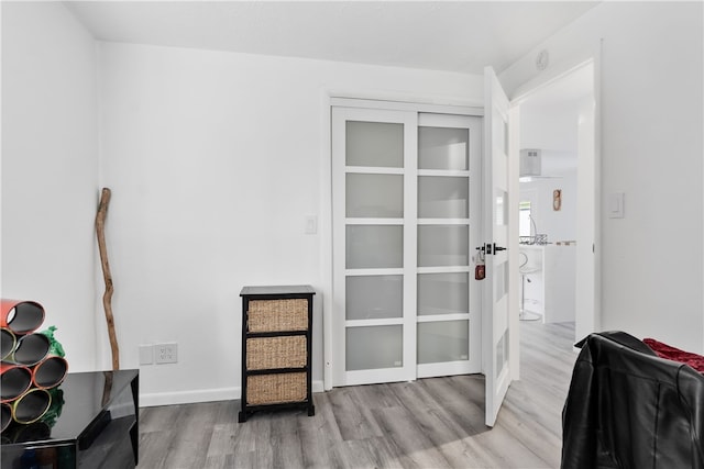 living area with light hardwood / wood-style flooring