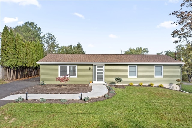 view of front of property featuring a front yard